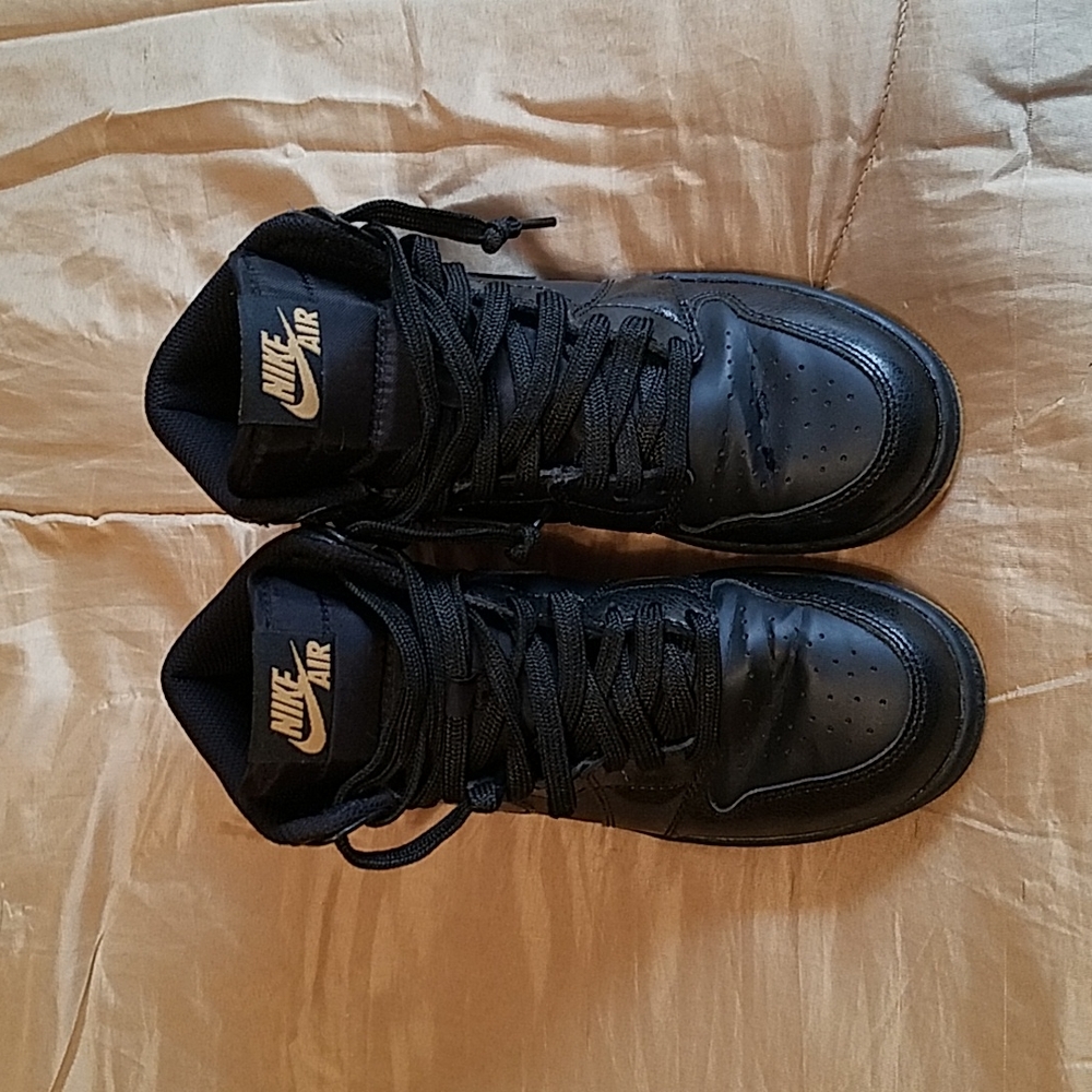 Nike boys black Nike Air Shoes size 3.5 Y Black Gently used.